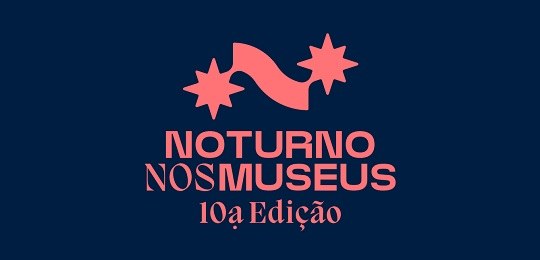 Banner retangular azul escuro. No centro, a inscrição Noturno nos Museus 10ª edição, na cor lara...