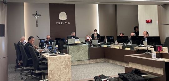 Sessão de julgamento TRE-MG Imagem da sessão de julgamentos da Corte Eleitoral do TRE-MG