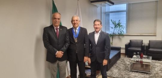TRE-MG - Des. Octavio Boccalini recebe colar de TJM
