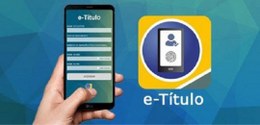 Imagem de uma pessoa segurando um celular com dados do e-Título e quadro ao lado