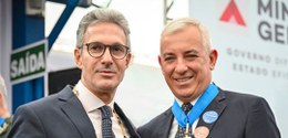 Foto do presidente do TRE-MG com  governador de MGna entrega da medalha Santos Dumont