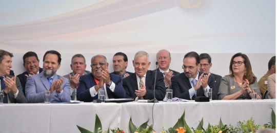 Ministro Benedito Gonçalves recebe a medalha do Mérito Eleitoral - foto da mesa