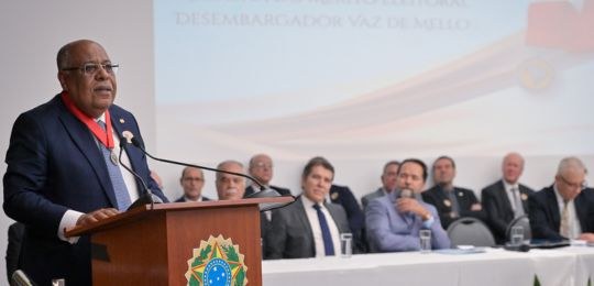 Ministro Benedito Gonçalves recebe a medalha do Mérito Eleitoral - discursando