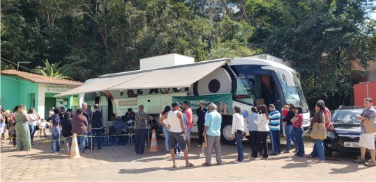 Imagem do ônibus TRE Aqui na cidade de Rio Acima em julho de 2017