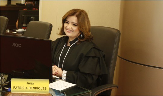 Foto da integrante da corte eleitora, advogada Patricia Henriques