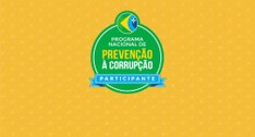 Selo de participante do Programa Nacional de Prevenção à Corrupção, nas cores verde, azul claro ...