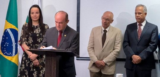 TRE_MG assina protocolo de intenções para aprimorar a integração das escolas judiciais em Minas - principal Foto da assinatura do protocolo de intenções