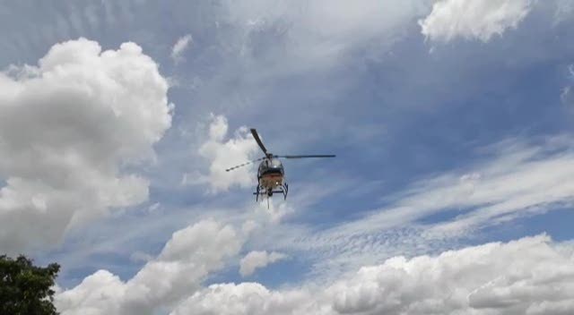 Helicóptero levando baterias para Conceição do Mato Dentro.